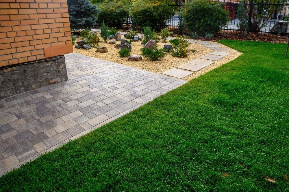 Отмостка дома из тротуарной плитки: надежная защита фундамента и эстетика участка Отмостка дома из тротуарной плитки: надежная защита фундамента и эстетика участка