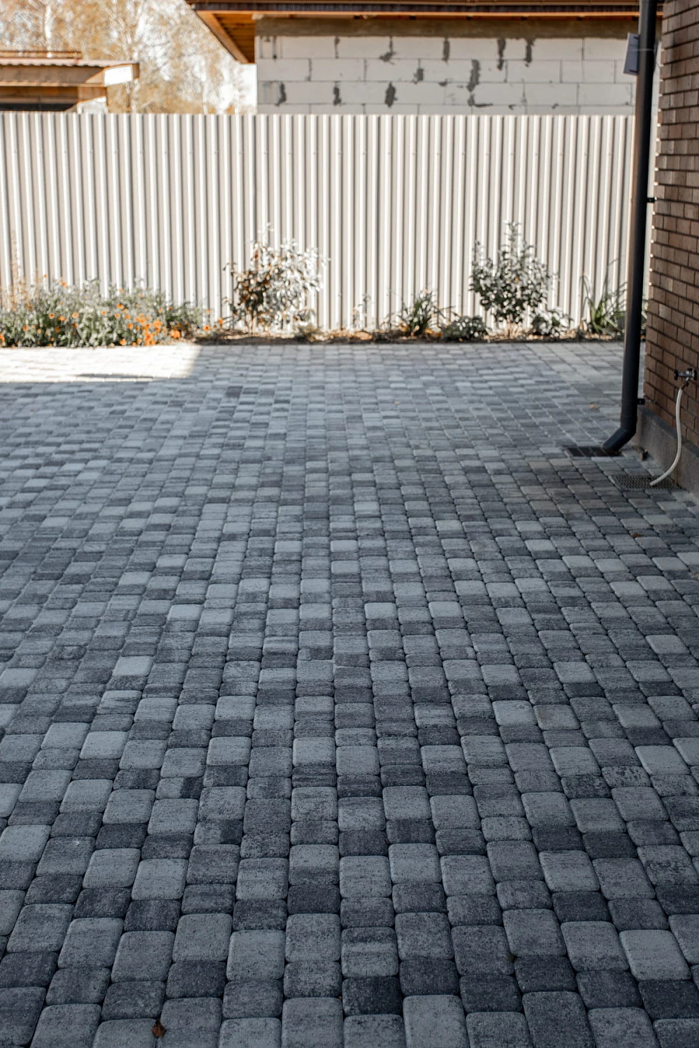 Благоустройство дома: плитка в цвете Антрацит и шаговые дорожки