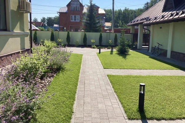 Серая тротуарная плитка для коттеджа в Тарманах