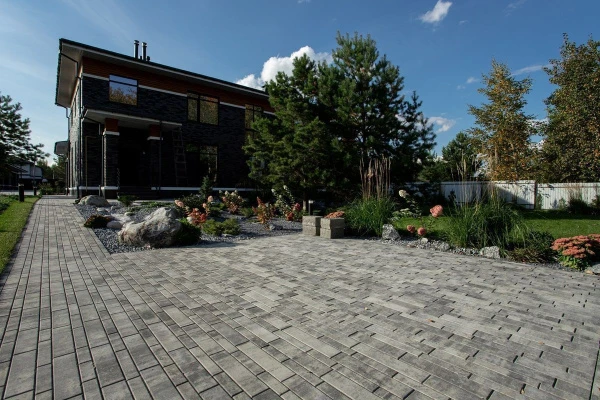 Ландшафтный дизайн в Тюмени с плиткой Ригель, Трио, 300х900 мм