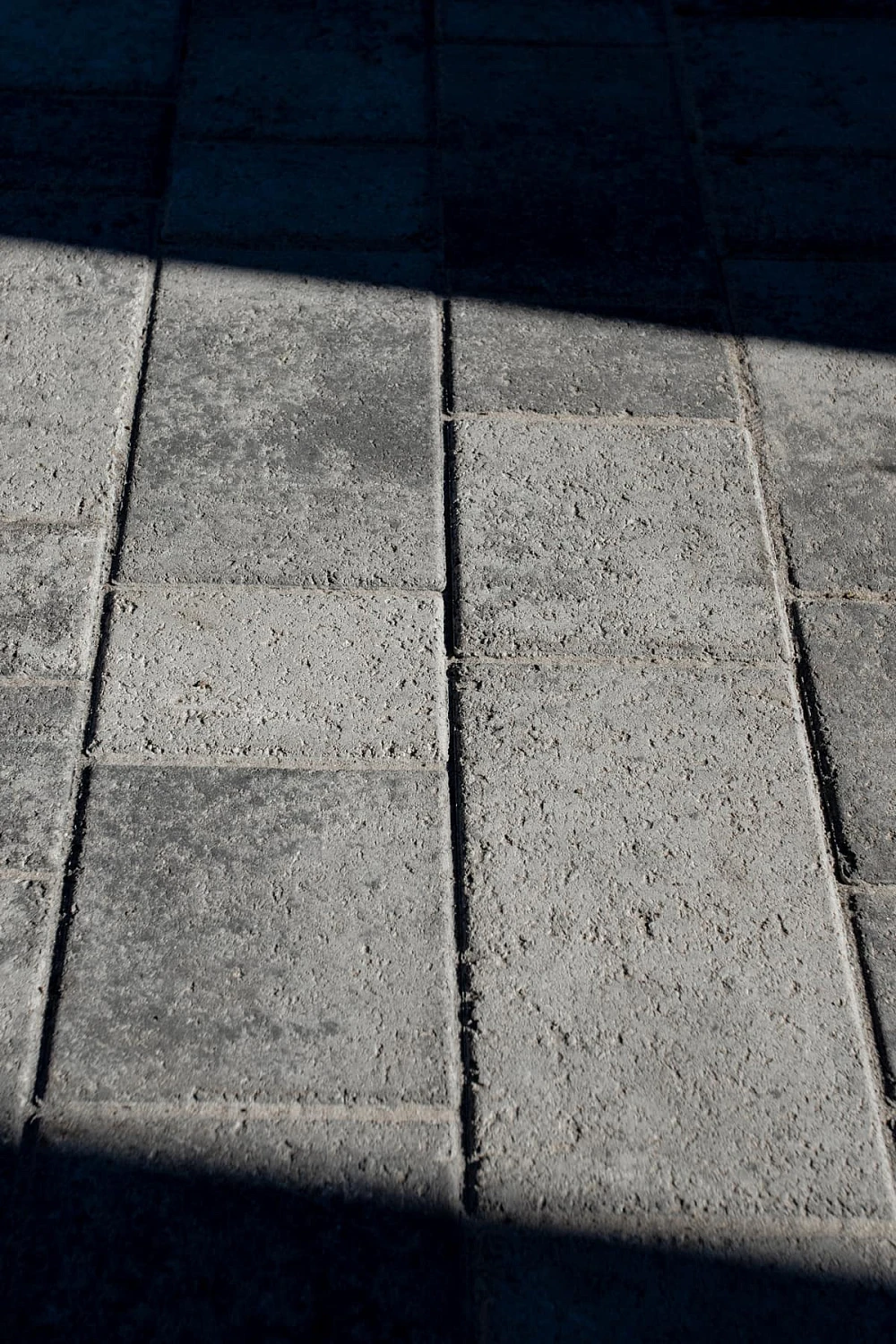 Благоустройство дома: плитка в цвете Антрацит и шаговые дорожки