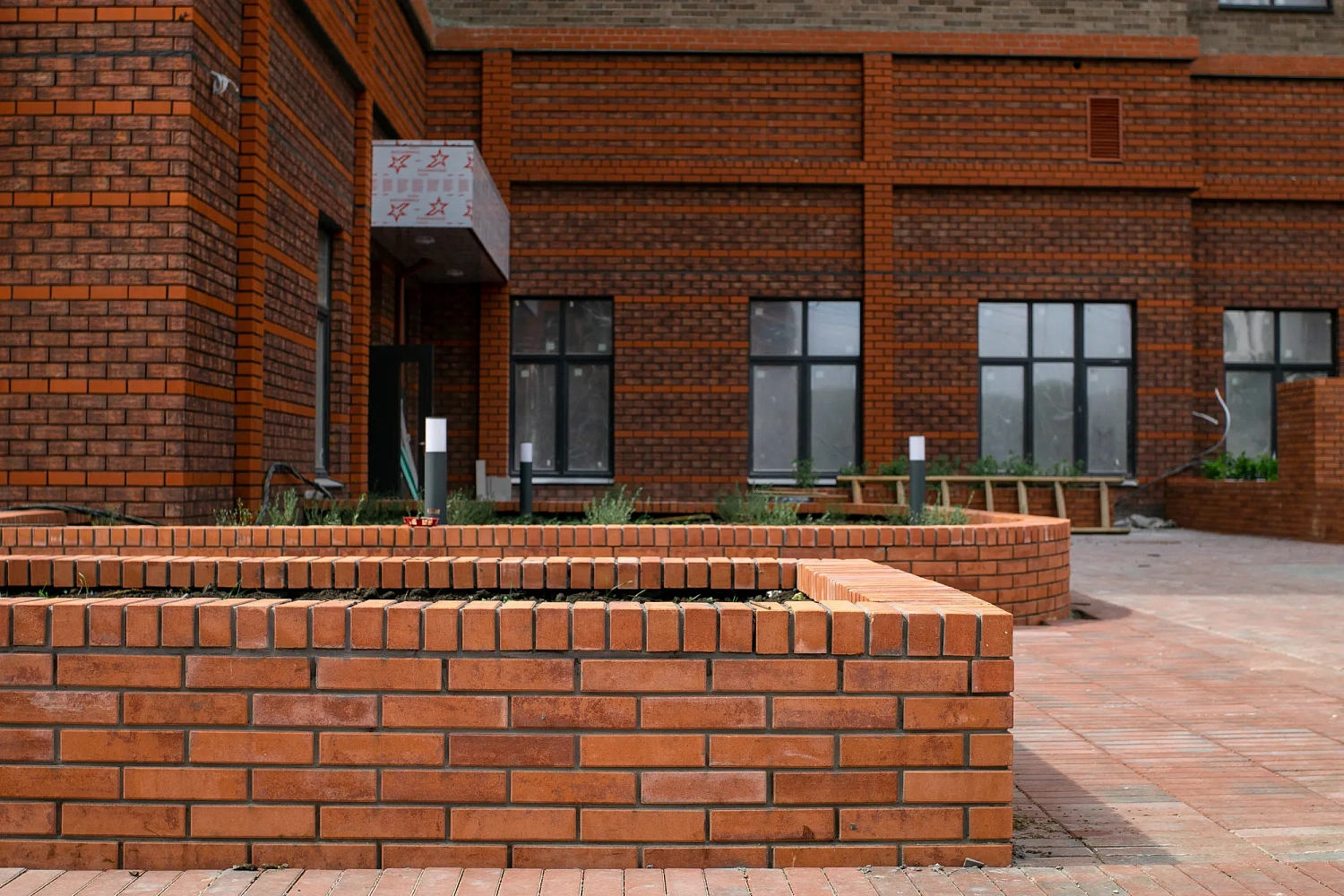 Строительство клумб и ограждений в жилом комплексе "Ботаника", Тюмень
