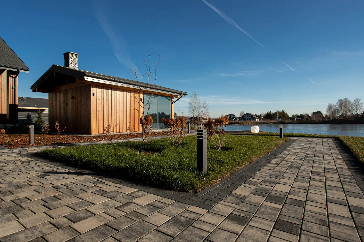 Укладка тротуарной плиты на участке с озером