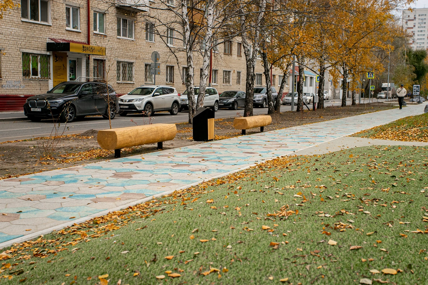 Аллея Первых на проезде Геологоразведчиков в Тюмени