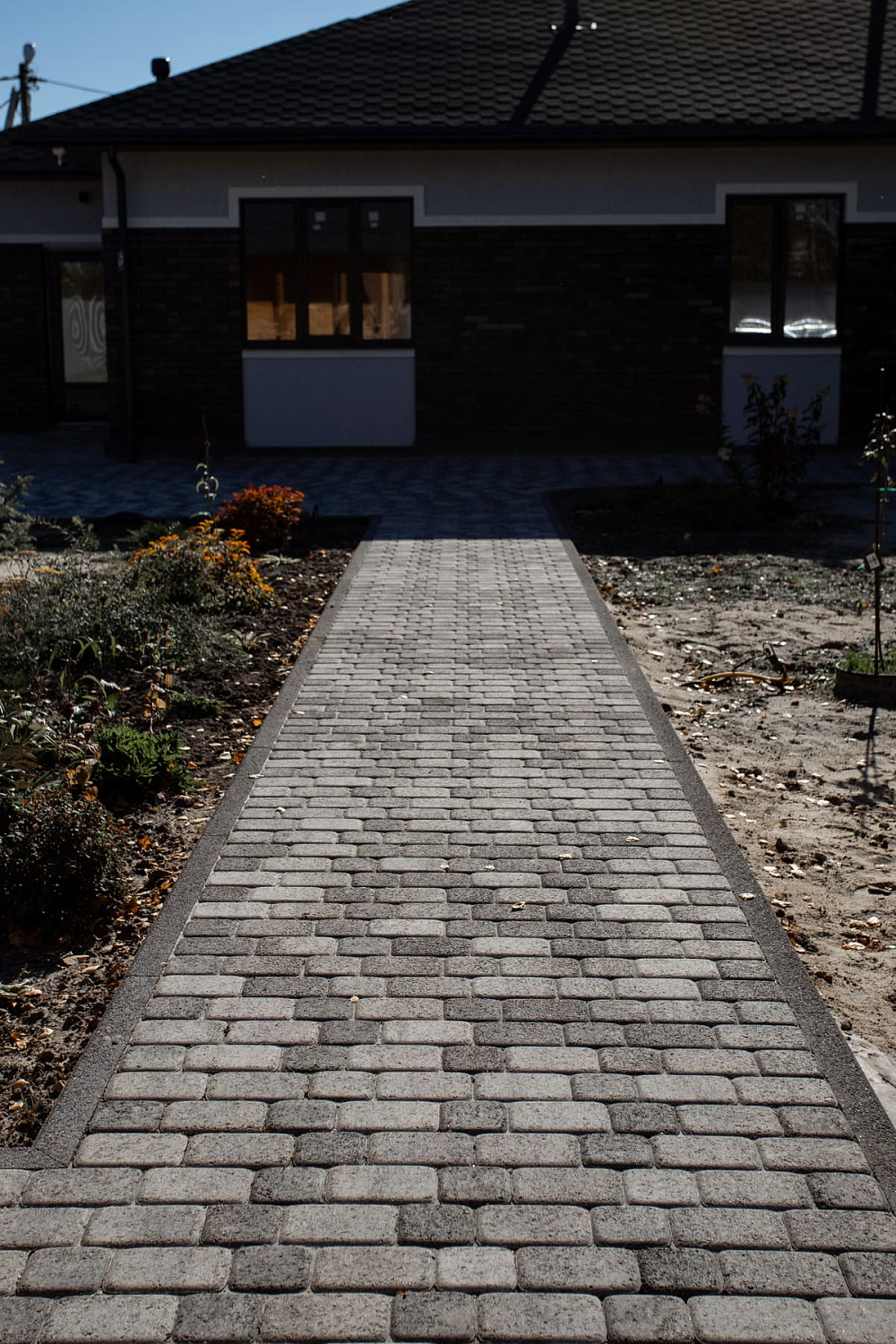 Благоустройство дома: плитка в цвете Антрацит и шаговые дорожки Благоустройство дома: плитка в цвете Антрацит и шаговые дорожки