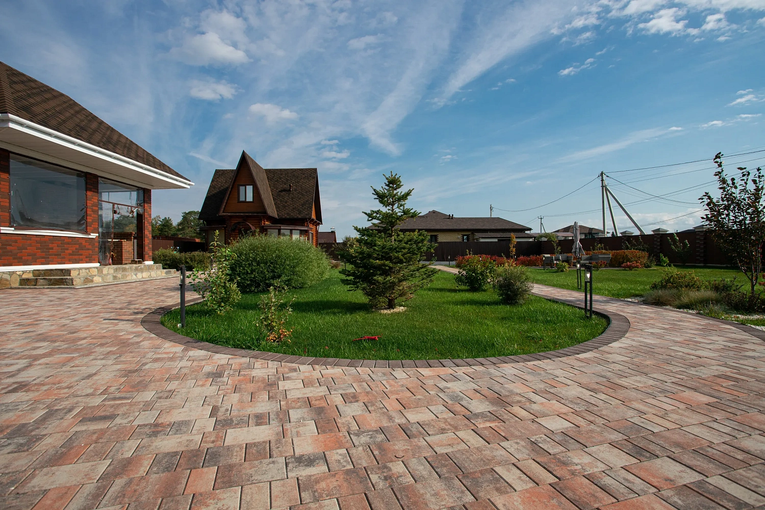 Благоустройство участка под ключ с тротуарными дорожками цвета Клен