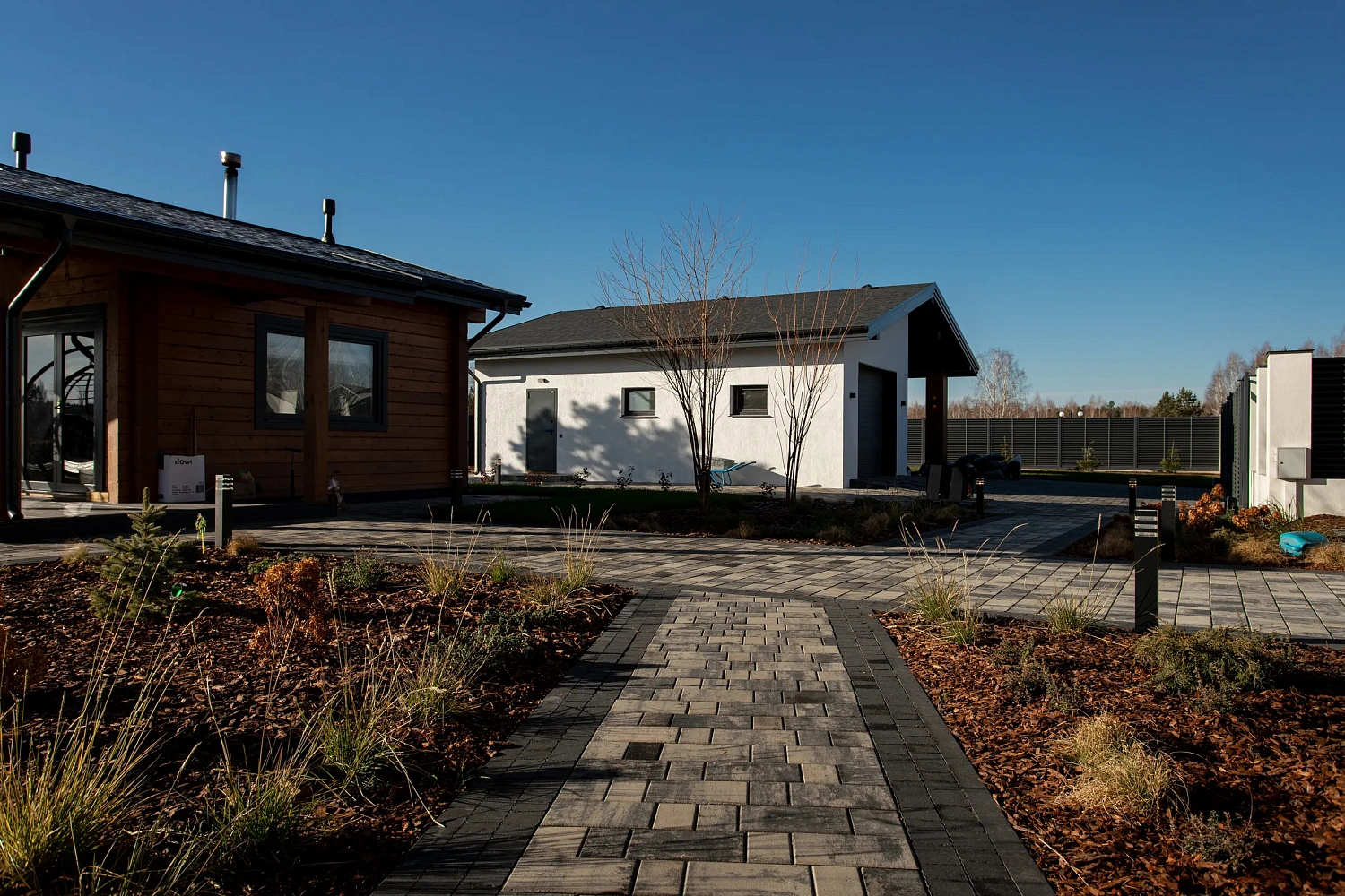 Укладка тротуарной плиты на участке с озером