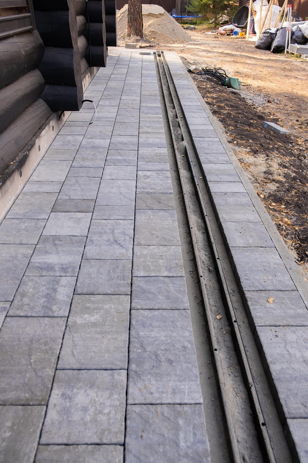 Благоустройство частного дома, плитка Литос, цвет Габбро